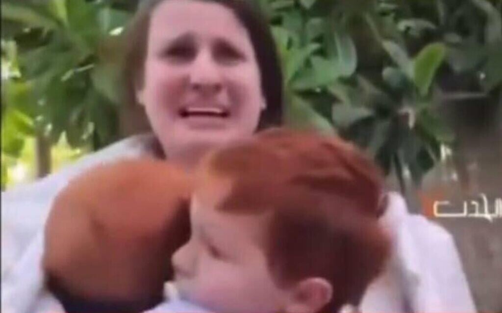 Shiri Bibas, au centre, et ses fils Ariel, 4 ans, et Kfir, dix mois, enlevés par des terroristes du Hamas, au kibboutz Nir Oz, le 7 octobre 2023. (Crédit : Autorisation) Shiri Bibas, au centre, et ses fils Ariel, 4 ans, et Kfir, dix mois, enlevés par des terroristes du Hamas, au kibboutz Nir Oz, le 7 octobre 2023. (Crédit : Autorisation)