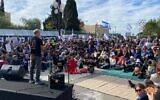 Ronni Neeman, dont la nièce a été assassinée par des terroristes du Hamas le 7 octobre, s'exprimant lors d'un rassemblement réclamant l'éviction du Premier ministre Benjamin Netanyahu, le 8 décembre 2023. (Crédit : Times of Israel)