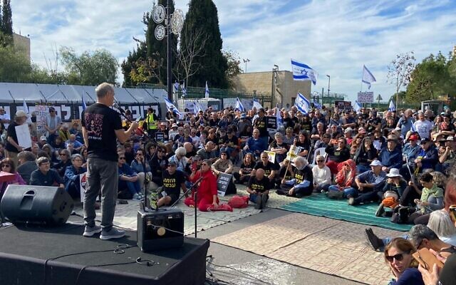 Ronni Neeman, dont la nièce a été assassinée par des terroristes du Hamas le 7 octobre, s'exprimant lors d'un rassemblement réclamant l'éviction du Premier ministre Benjamin Netanyahu, le 8 décembre 2023. (Crédit : Times of Israel) Ronni Neeman, dont la nièce a été assassinée par des terroristes du Hamas le 7 octobre, s'exprimant lors d'un rassemblement réclamant l'éviction du Premier ministre Benjamin Netanyahu, le 8 décembre 2023. (Crédit : Times of Israel)