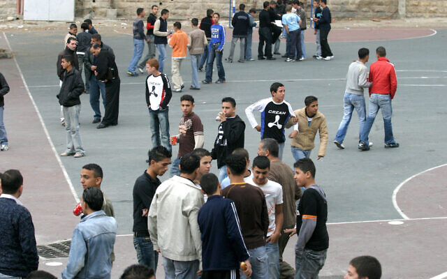 Des élèves palestiniens dans la cour de récréation d'une école locale, à Jérusalem-Est, le 2 novembre 2006. (Crédit : Orel Cohen/Flash90/Dossier)