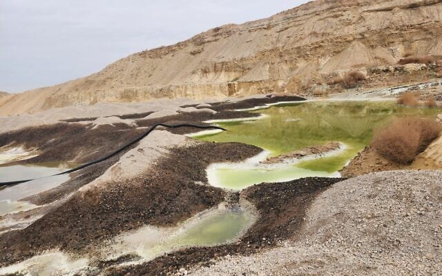 De l'eau polluée provenant du complexe minier de phosphate d'ICL Rotem (anciennement Rotem Amfert Negev Ltd), 21 décembre 2023. (Crédit : Unité du Néguev oriental pour la qualité de l'environnement) De l'eau polluée provenant du complexe minier de phosphate d'ICL Rotem (anciennement Rotem Amfert Negev Ltd), 21 décembre 2023. (Crédit : Unité du Néguev oriental pour la qualité de l'environnement)