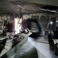 Le centre de commandement incendié de la base militaire Nahal Oz, pris d'assaut par les terroristes du Hamas, le 7 octobre 2023, pendant une visite faite par les proches des soldates de surveillance qui ont été tuées par les terroristes, le 19 décembre 2023. (Crédit : Eyal Eshel)