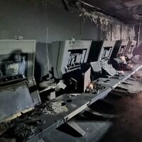 Le centre de commandement incendié de la base militaire Nahal Oz, pris d'assaut par les terroristes du Hamas, le 7 octobre 2023, pendant une visite faite par les proches des soldats de surveillance qui ont été tués par les terroristes, le 19 décembre 2023. (Crédit : Eyal Eshel)