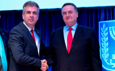 Le ministre des Affaires étrangères sortant Eli Cohen (G) et son remplaçant Israël Katz se serrent la main lors de la cérémonie à Jérusalem marquant la passation de pouvoir, le 2 janvier 2024 (Crédit : Shlomi Amsalem/Ministère des Affaires étrangères)