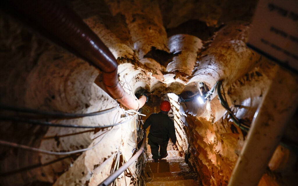 Vue de l'intérieur d'un tunnel du Hezbollah qui passe du Liban à Israël, à la frontière entre Israël et le Liban dans le nord d'Israël, le 14 février 2023. (Crédit : Yossi Zamir/Flash90)