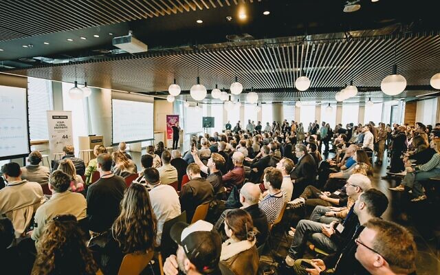 Investisseurs, fondateurs et entrepreneurs se réunissent lors de la conférence annuelle VC trends à Tel Aviv, le 28 décembre 2023 (Crédit : Talmid Tali)