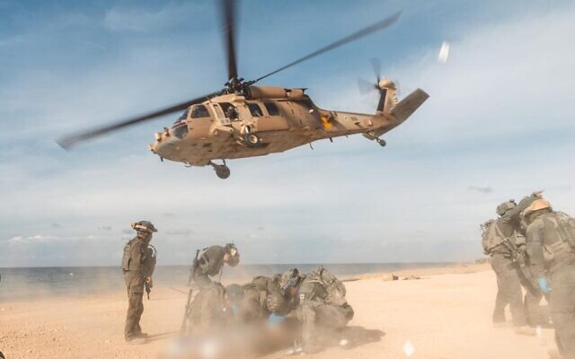 L'unité 669 effectue une évacuation médicale de la bande de Gaza, pendant l'offensive terrestre d'Israël, dans une image publiée le 4 janvier 2024. (Crédit : armée israélienne)