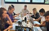 Une équipe de bénévoles de la startup israélienne Lasso Security coordonne les achats et les livraisons d’équipements de protection aux soldats israéliens, en octobre 2023. (Autorisation)