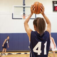 Joueuse de basket-ball d'un lycée tirant un lancer franc. Illustration (Crédit : monkeybusinessimages/ iStock)