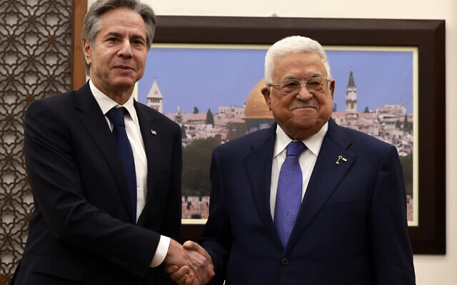 Le secrétaire d'État américain, Antony Blinken, à gauche, rencontrant le président de l'Autorité palestinienne Mahmoud Abbas, à droite, à Ramallah, en Cisjordanie, le 10 janvier 2024. (Crédit : Jaafar Ashtiyeh/AP) Le secrétaire d'État américain, Antony Blinken, à gauche, rencontrant le président de l'Autorité palestinienne Mahmoud Abbas, à droite, à Ramallah, en Cisjordanie, le 10 janvier 2024. (Crédit : Jaafar Ashtiyeh/AP)