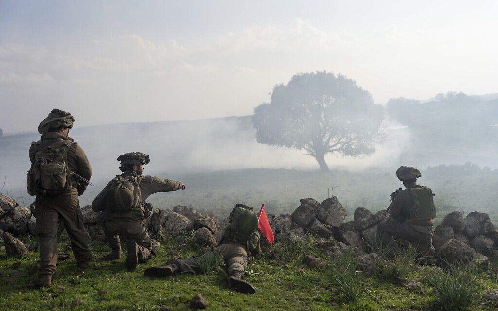Des réservistes israéliens et des chars d'assaut participent à des exercices d'entraînement sur le front libanais dans les hauteurs du Golan, le 4 janvier 2024. (Crédit : Ohad Zwigenberg/AP) Des réservistes israéliens et des chars d'assaut participent à des exercices d'entraînement sur le front libanais dans les hauteurs du Golan, le 4 janvier 2024. (Crédit : Ohad Zwigenberg/AP)