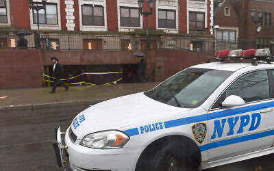 Des voitures de police de la ville de New York devant le siège mondial de Habad Lubavitch à Brooklyn le 9 décembre 2014, à New York. (Crédit : DON EMMERT / AFP)