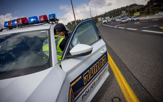 Illustration : Un agent de la police de la circulation mesurant la vitesse des véhicules à l'aide d'un pistolet laser de la police sur la Route 1, à proximité d'Ein Hemed, le 10 juillet 2023. (Crédit : Chaïm Goldberg/Flash90)