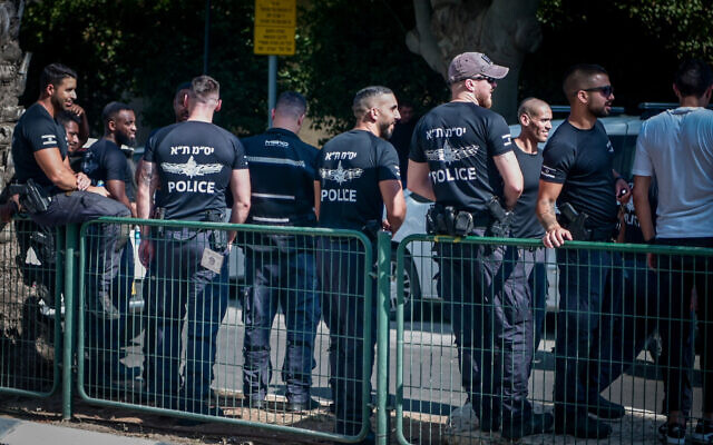 Illustration : Des agents de la police anti-émeute Yasam montrent leur soutien à leur commandant Yair Hanuna et à leurs collègues, arrivant pour une enquête dans les bureaux du Département des enquêtes internes de la police à Tel Aviv, le 2 août 2023. (Crédit : Avshalom Sassoni/Flash90) Illustration : Des agents de la police anti-émeute Yasam montrent leur soutien à leur commandant Yair Hanuna et à leurs collègues, arrivant pour une enquête dans les bureaux du Département des enquêtes internes de la police à Tel Aviv, le 2 août 2023. (Crédit : Avshalom Sassoni/Flash90)