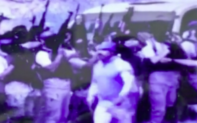 Des terroristes du Hamas s'entraînent le 3 octobre, quelques jours avant l'attaque meurtrière du groupe terroriste contre le sud d'Israël, dans des images diffusées par la Douzième chaîne le 17 janvier 2024 (Crédit : Capture d'écran, utilisée conformément à l'article 27a de la loi sur le droit d'auteur) Des terroristes du Hamas s'entraînent le 3 octobre, quelques jours avant l'attaque meurtrière du groupe terroriste contre le sud d'Israël, dans des images diffusées par la Douzième chaîne le 17 janvier 2024 (Crédit : Capture d'écran, utilisée conformément à l'article 27a de la loi sur le droit d'auteur)
