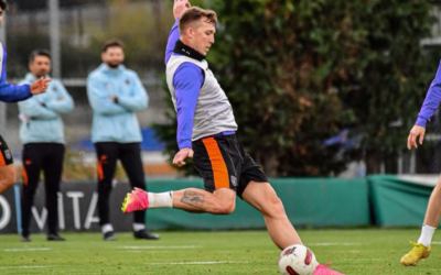 Le milieu de terrain Eden Kartsev lors d'une séance d'entraînement avec l'équipe de football d'İstanbul Başakşehir, novembre 2023 (Crédit : Capture d'écran/Instagram ; utilisée conformément à la clause 27a de la loi sur le droit d'auteur)