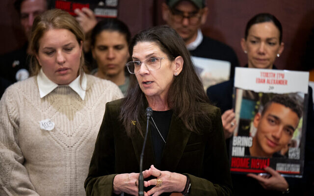 Liz Hirsh Naftali, grand-tante d'Abigail Mor Edan, accompagnée d'autres parents de personnes prises en otage par le Hamas dans la bande de Gaza, s'exprime lors d'une conférence de presse bipartisane de législateurs au Capitole à Washington, DC, le 17 janvier 2024. (Crédit : Brendan Smialowski / AFP) Liz Hirsh Naftali, grand-tante d'Abigail Mor Edan, accompagnée d'autres parents de personnes prises en otage par le Hamas dans la bande de Gaza, s'exprime lors d'une conférence de presse bipartisane de législateurs au Capitole à Washington, DC, le 17 janvier 2024. (Crédit : Brendan Smialowski / AFP)
