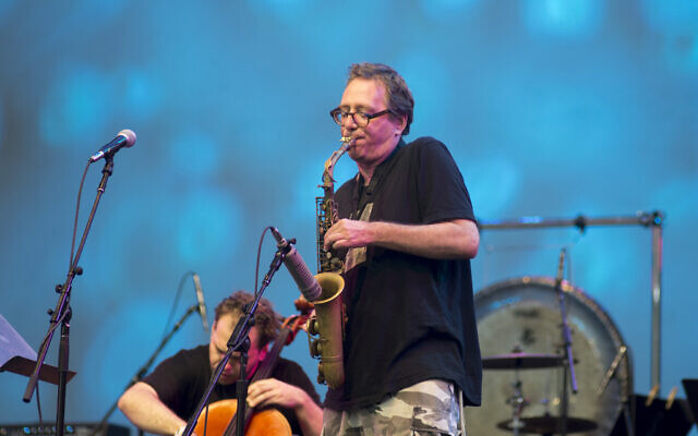 John Zorn se produit au Damrosch Park du Lincoln Center, à New York, le 30 juillet 2016. (Crédit : Ebet Roberts/Redferns via Getty Images via JTA)