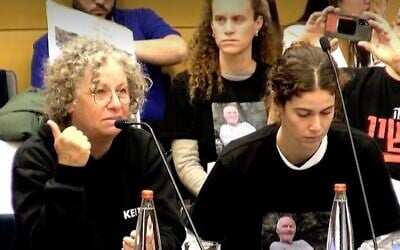 Aviva Siegel (à gauche) et sa fille Shir témoignant au caucus de la Knesset sur les victimes de violences sexuelles et sexistes par les terroristes du Hamas, le 23 janvier 2024 (Crédit : Capture d'écran ; utilisée conformément à l'article 27a de la loi sur les droits d'auteur)