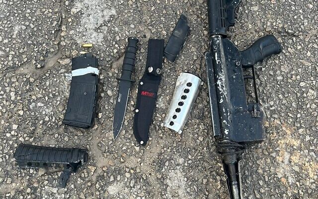 Armes trouvées par les troupes sur le corps d'un tireur en Cisjordanie, 23 janvier 2024. (Crédit : Armée israélienne)