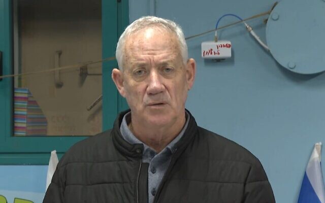 Le ministre Benny Gantz réagit suite à la mort de 21 soldats à Gaza, lors d'une réunion à Ramat Korazim, dans le nord d'Israël, le 23 janvier 2024. (Crédit : Capture d'écran ; utilisée conformément à l'article 27a de la loi sur les droits d'auteur) Le ministre Benny Gantz réagit suite à la mort de 21 soldats à Gaza, lors d'une réunion à Ramat Korazim, dans le nord d'Israël, le 23 janvier 2024. (Crédit : Capture d'écran ; utilisée conformément à l'article 27a de la loi sur les droits d'auteur)