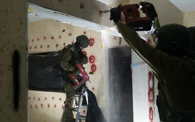 Des troupes de Tsahal préparent la démolition de la maison d'un terroriste du Hamas dans le village d'Urif en Cisjordanie, au début du 24 janvier 2024. (Crédit : Armée israélienne)