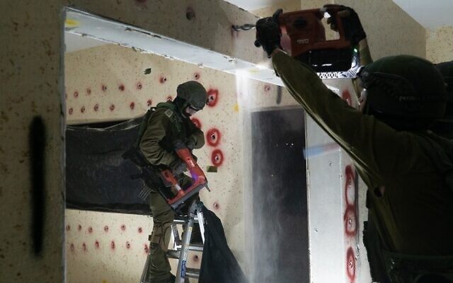 Des troupes de Tsahal préparent la démolition de la maison d'un terroriste du Hamas dans le village d'Urif en Cisjordanie, au début du 24 janvier 2024. (Crédit : Armée israélienne) Des troupes de Tsahal préparent la démolition de la maison d'un terroriste du Hamas dans le village d'Urif en Cisjordanie, au début du 24 janvier 2024. (Crédit : Armée israélienne)