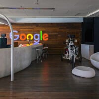 Les bureaux de Google à Tel Aviv, le 9 juin 2018 (Crédit : ColorMaker/Shutterstock.com)