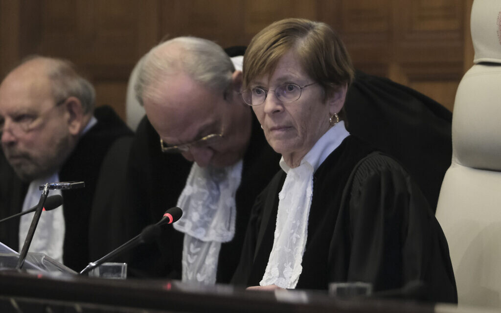 La présidente de la CIJ, la juge Joan Donoghue ouvre la session à la Cour internationale de justice, aux Pays-Bas, le 26 janvier 2024. (Crédit : Patrick Post/AP) La présidente de la CIJ, la juge Joan Donoghue ouvre la session à la Cour internationale de justice, aux Pays-Bas, le 26 janvier 2024. (Crédit : Patrick Post/AP)