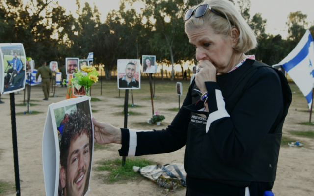 La présidente nationale de Hadassah, Carol Ann Schwartz, visite le site du massacre perpétré par le Hamas le 7 octobre 2023, sur le site du festival de musique Supernova, en janvier 2024. (Crédit : Avi Hayun)