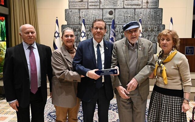 Walter Bingham (2e à droite) avec sa fille Sonia, le Président et la Première dame Herzog, et le président de la Marche internationale des vivants, Samuel Roseman (à gauche). (Crédit : Haim Zach/GPO) Walter Bingham (2e à droite) avec sa fille Sonia, le Président et la Première dame Herzog, et le président de la Marche internationale des vivants, Samuel Roseman (à gauche). (Crédit : Haim Zach/GPO)