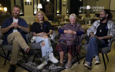 Sarah Jackson (2e à droite) est assise avec trois fêtards qui ont fui le massacre du festival Supernova et se sont abrités dans sa maison du kibboutz Saad, dans un reportage de la Douzième chaîne, le 25 janvier 2024. (Crédit : Capture d'écran/Douzième chaîne ; utilisée conformément à l'article 27a de la loi sur le droit d'auteur)