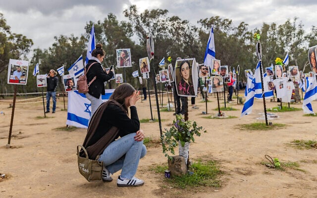 Des personnes visitant le site du massacre du festival Supernova, à proximité du kibboutz Reïm, à la frontière entre Israël et Gaza, le 14 janvier 2024. (Crédit : Chaïm Goldberg/Flash90) Des personnes visitant le site du massacre du festival Supernova, à proximité du kibboutz Reïm, à la frontière entre Israël et Gaza, le 14 janvier 2024. (Crédit : Chaïm Goldberg/Flash90)
