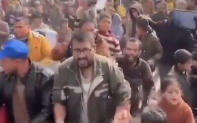 Des Palestiniens manifestent contre la guerre à Khan Younès, le 25 janvier 2024. (Crédit : Capture d'écran/X)