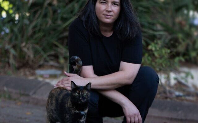 Hadas Lahav et l'un de ses trois chiens, aumoshav Shtula, à la frontière avec le sud du Liban. (Crédit : Dafna Talmon)