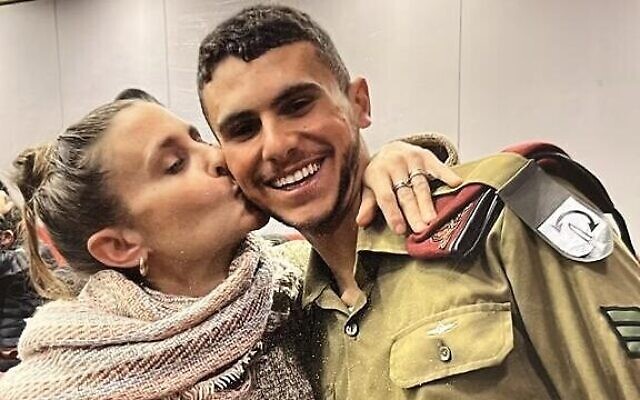 Itai Bausi (à droite) avec sa mère Julie Bausi (Crédit : Autorisation)