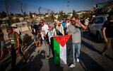 Le député Ofer Cassif, des Palestiniens et des militants de gauche protestent contre l'expulsion de familles palestiniennes de leurs maisons dans le quartier de Sheikh Jarrah à Jérusalem-Est, le 8 septembre 2023. (Crédit : Chaim Goldberg/Flash90)
