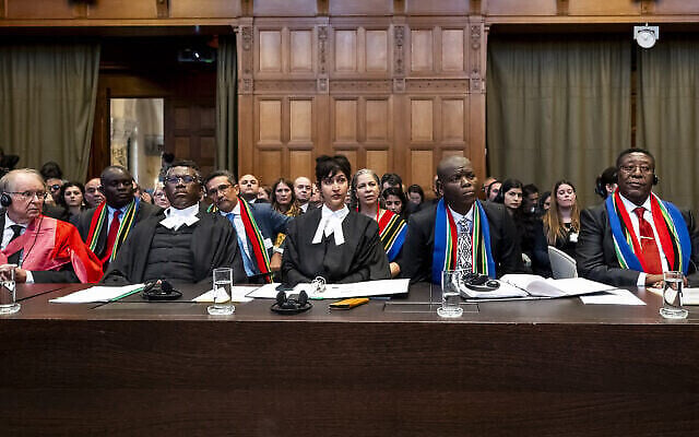 L'équipe juridique sud-africaine lors des audiences de la CIJ sur la demande de mesures conservatoires présentée par Pretoria dans l'affaire Afrique du Sud vs. Israël, au Palais de la Paix à La Haye, siège de la Cour internationale de justice, les 11 et 12 janvier 2024. (Crédit : Cour internationale de justice) L'équipe juridique sud-africaine lors des audiences de la CIJ sur la demande de mesures conservatoires présentée par Pretoria dans l'affaire Afrique du Sud vs. Israël, au Palais de la Paix à La Haye, siège de la Cour internationale de justice, les 11 et 12 janvier 2024. (Crédit : Cour internationale de justice)