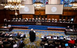 La Cour internationale de justice (CIJ), principale instance judiciaire des Nations unies, lors de l'audience publique sur la requête d'ordonnance de mesures conservatoires soumise par l'Afrique du Sud, qui accuse Israël de "génocide", au Palais de la paix à La Haye, le siège du tribunal, le 11 et le 12 janvier 2024. (Crédit : Cour internationale de justice)
