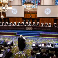 La Cour internationale de justice (CIJ), principale instance judiciaire des Nations unies, lors de l'audience publique sur la requête d'ordonnance de mesures conservatoires soumise par l'Afrique du Sud, qui accuse Israël de "génocide", au Palais de la paix à La Haye, le siège du tribunal, le 11 et le 12 janvier 2024. (Crédit : Cour internationale de justice)