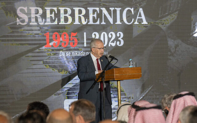 Menachem Rosensaft lors d'un discours prononcé lors d'une commémoration du génocide de Srebrenica au 28e anniversaire de ce dernier, au mois de juillet 2023. (Autorisation)
