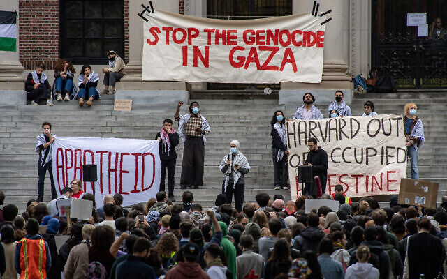 Des partisans anti-Israël rassemblés à l'Université de Harvard, à Cambridge, dans le Massachusetts, le 14 octobre 2023. (Crédit : Joseph Prezioso/AFP)