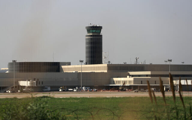 Photo d'illustration : L’aéroport de Beyrouth, le 1er novembre 2023. (Crédit : Ahmad al-Rubaye/AFP)