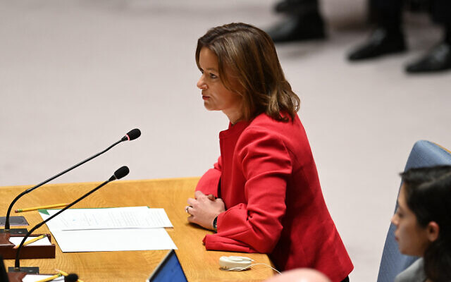 Tanja Fajon, vice-Première ministre et ministre des Affaires étrangères et européennes, parle lors d'une réunion du Conseil de sécurité de l'ONU sur la situation au Moyen-Orient et sur la guerre entre Israël et le Hamas au siège des Nations unies, à New York, le 29 novembre 2023. (Crédit :Andrea Renault/AFP) Tanja Fajon, vice-Première ministre et ministre des Affaires étrangères et européennes, parle lors d'une réunion du Conseil de sécurité de l'ONU sur la situation au Moyen-Orient et sur la guerre entre Israël et le Hamas au siège des Nations unies, à New York, le 29 novembre 2023. (Crédit :Andrea Renault/AFP)