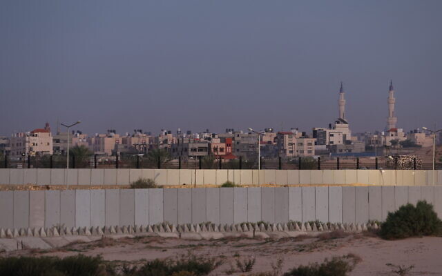 Une vue du mur à la frontière orientale de l'Égypte avec la bande de Gaza, à Rafah, le 11 décembre 2023. (Crédit : Giuseppe Cacace/AFP) Une vue du mur à la frontière orientale de l'Égypte avec la bande de Gaza, à Rafah, le 11 décembre 2023. (Crédit : Giuseppe Cacace/AFP)