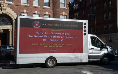Un camion qualifiant Harvard de "honte" circulant autour de l'Université de Harvard, à Cambridge, dans le Massachusetts, le 12 décembre 2023. (Crédit : Joseph Prezioso/AFP)