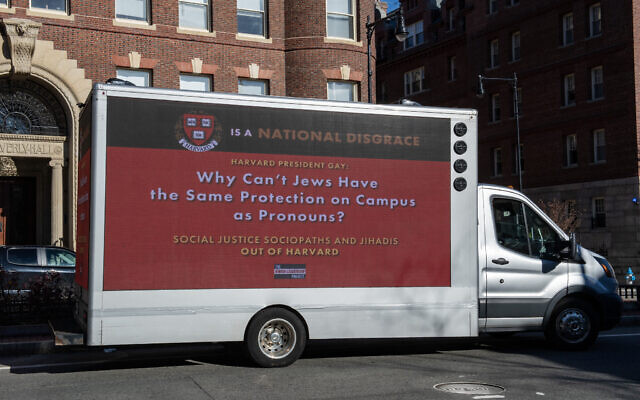 Un camion qualifiant Harvard de "honte" circulant autour de l'Université de Harvard, à Cambridge, dans le Massachusetts, le 12 décembre 2023. (Crédit : Joseph Prezioso/AFP)