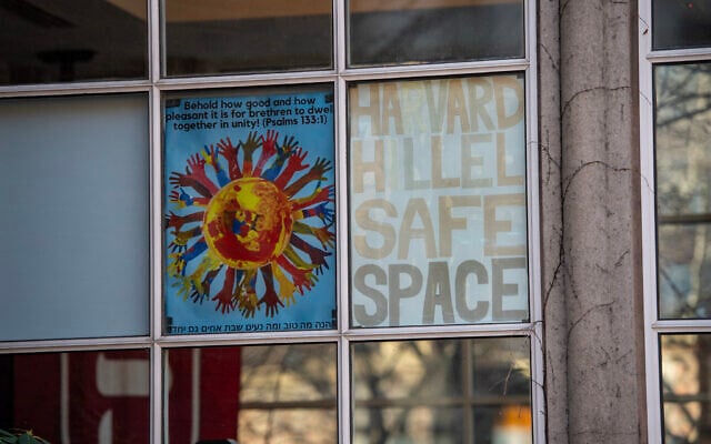 La maison Hillel du campus de Harvard accueillant les étudiants dans son "espace sûr", à Cambridge, dans le Massachusetts, le 12 décembre 2023. (Crédit : Joseph Prezioso/AFP)