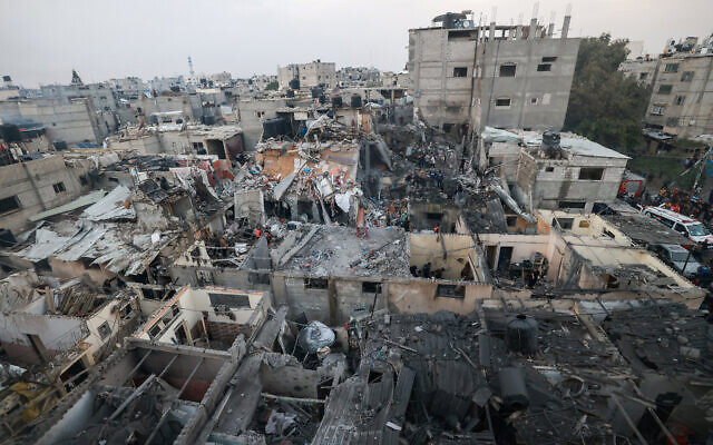 Des Palestiniens constatant les dégâts causés par les bombardements israéliens à Rafah, dans le sud de la bande de Gaza, le 12 décembre 2023. (Crédit : Mohammed Abed/AFP)