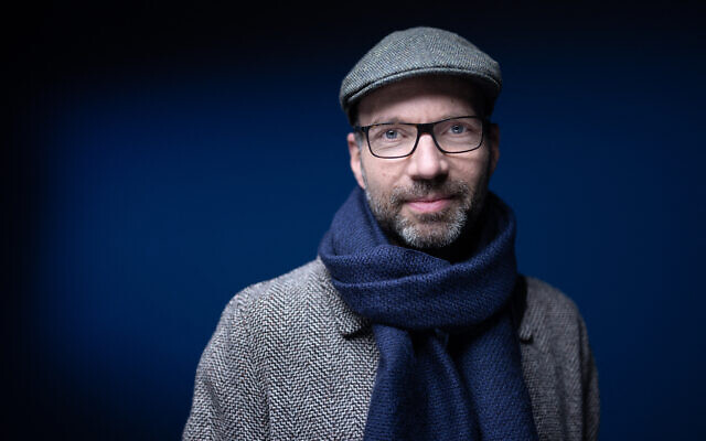 Le concepteur de jeux vidéo, réalisateur et ancien programmeur de jeux vidéo américain Jordan Mechner, pose lors d'une séance photo, à Paris le 14 décembre 2023. (Crédit : JOEL SAGET / AFP)